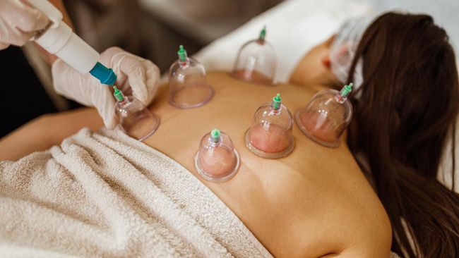 Pengobatan tradisional bekam bisa berbahaya jika tidak dilakukan dengan benar. Bekam bahkan bisa menyebabkan seseorang tertular hepatitis hingga HIV/AIDS.