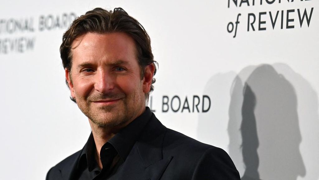 Bradley Cooper Jawab Rumor Jalani Operasi Plastik