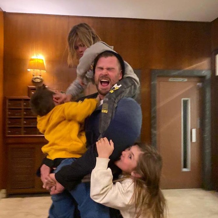 <p>Walau jadwalnya sibuk untuk syuting film, Chris Hemsworth terlihat selalu ada waktu untuk keluarganya. Terutama bermain dengan ketiga bocahnya. (Foto: Instagram @chrishemsworth)</p>