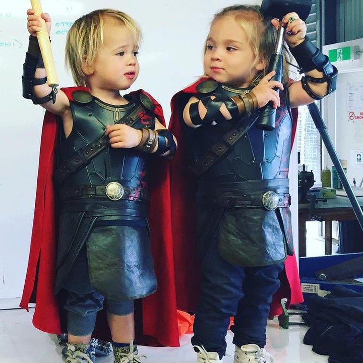 <p>Seperti artis Hollywood lainnya, Chris Hemsworth jarang menyorot langsung wajah ketiga anaknya. Namun, beberapa waktu lalu, ia mengunggah foto anak kembarnya, Sasha dan Tristan. (Foto: Instagram @elsapatakyconfidential)</p>