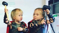 <p>Seperti artis Hollywood lainnya, Chris Hemsworth jarang menyorot langsung wajah ketiga anaknya. Namun, beberapa waktu lalu, ia mengunggah foto anak kembarnya, Sasha dan Tristan. (Foto: Instagram @elsapatakyconfidential)</p>