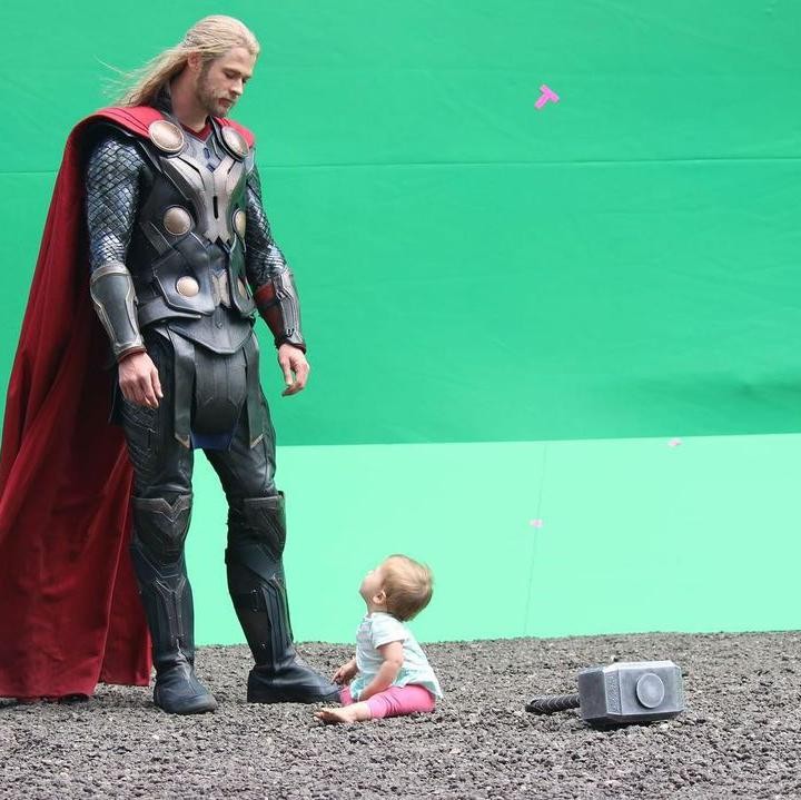 <p>Di sela promosikan film Thor, Chris Hemsworth mengunggah momen langka bersama putrinya, India. Ia membagikan foto 11 tahun lalu dan sekarang. Di foto ini, India masih berusia di bawah satu tahun, Bunda. (Foto: Instagram @chrishemsworth)</p>