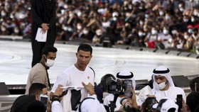 Ronaldo Respons Rumor Transfer 4,5 Triliun, Pamer Otot Pakai Celana MU
