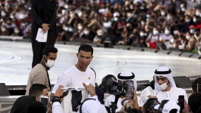 Cristiano Ronaldo untuk kali pertama mengunggah status di media sosial sejak rumor transfer Rp4,5 triliun dari Arab Saudi muncul.