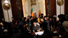 FOTO: Sri Lanka Darurat usai Ribuan Massa Mengamuk Duduki Kantor PM