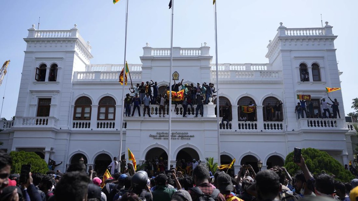 FOTO: Sri Lanka Darurat usai Ribuan Massa Mengamuk Duduki Kantor PM