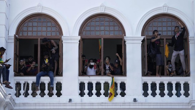 FOTO: Sri Lanka Darurat usai Ribuan Massa Mengamuk Duduki Kantor PM