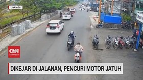 VIDEO: Dikejar di Jalanan, Pencuri Motor Jatuh
