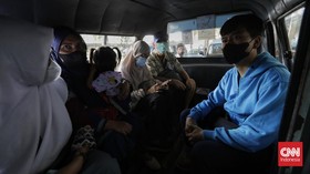 FOTO: Batalnya Pemisahan Tempat Duduk Penumpang di Angkot DKI
