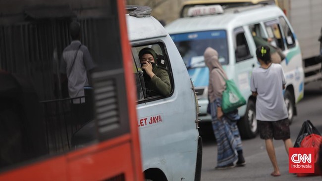 Ongkos angkot di Medan terkerek 30 persen dari tarif awal akibat kenaikan harga bahan bakar minyak (BBM) jenis pertalite, solar, dan pertamax.