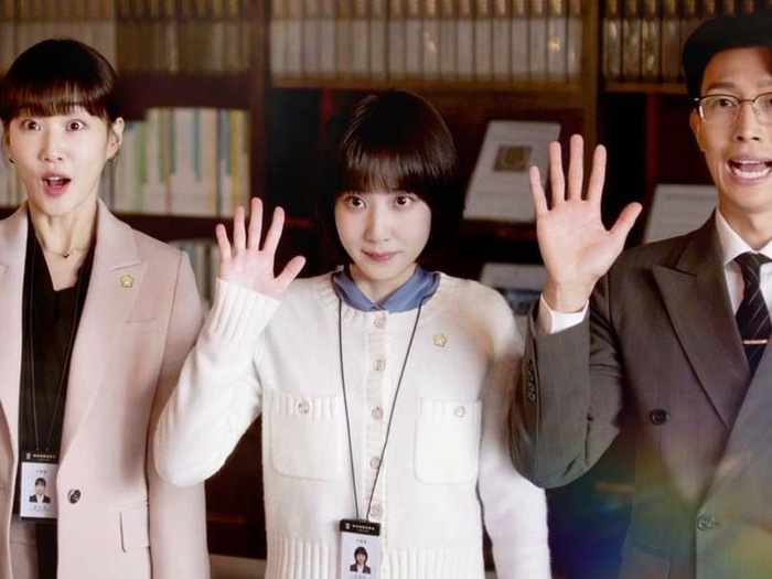 Extraordinary Attorney Woo mengisahkan perjalanan Woo Young Woo (Park Eun Bin), seorang pengacara pemula dengan autism spectrum disorder (ASD). Ia berhasil bergabung di salah satu firma hukum terbesar, meski harus menghadapi prasangka dari lingkungan sekitarnya.