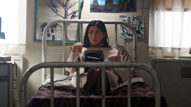 Review Orphan First Kill dari kritikus film adalah pujian bagi Isabelle Fuhrman, diikuti kritikan untuk pengembangan plot.
