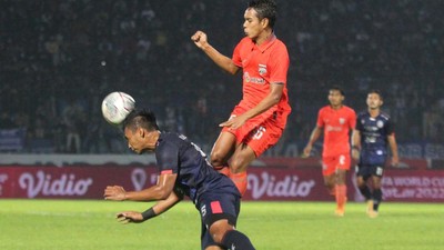 FOTO: Tensi Tinggi Arema vs Borneo FC di Leg I Final Piala Presiden