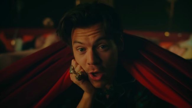 Harry Styles Styles mengungkit soal rumor ia meludahi Chris Pine ketika menggelar konser di Madison Square Garden, New York, AS.