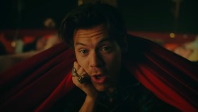Harry Styles Guyon soal Ludahi Chris Pine Saat Konser di New York