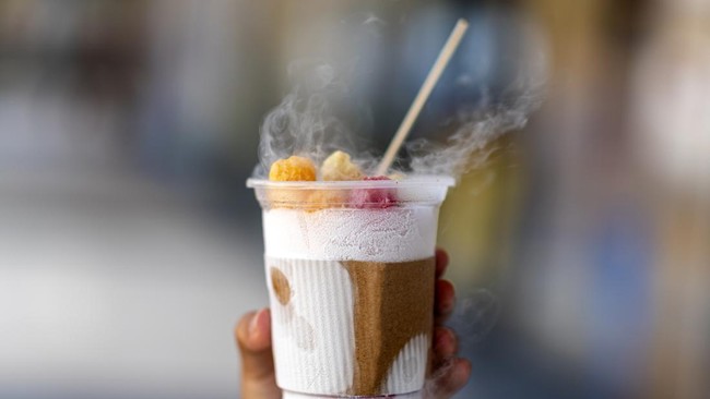 Seorang bocah di Ponorogo terbakar saat membeli jajanan ice smoke hingga mengalami luka bakar hampir di seluruh tubuhnya.