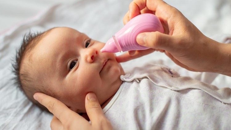 Ilustrasi cara mengeluarkan dahak pada bayi