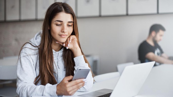 Studi: Membagikan Artikel Berita di Medsos Bikin Seseorang Percaya Dirinya Jadi 'Si Paling Tahu'