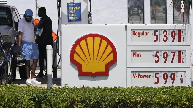 Ekonom menilai The Fed akan semakin kesulitan mengendalikan inflasi usai OPEC+ memangkas produksi minyak 3,66 juta barel per hari.