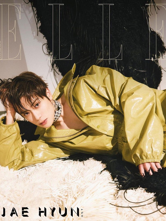 Di potret lainnya, ia juga mengenakan jaket berbahan leather. Dengan dekorasi yang bernuansa 'fur', Jaehyun NCT terlihat memukau dengan tampilan messy hair-nya./ Foto: instagram.com/ellekorea