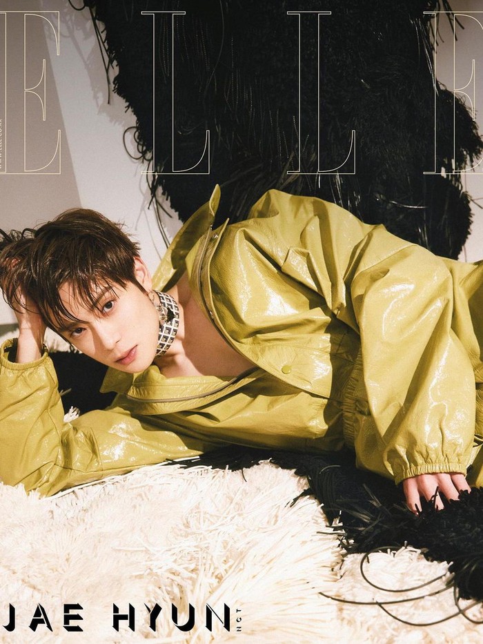 Di potret lainnya, ia juga mengenakan jaket berbahan leather. Dengan dekorasi yang bernuansa 'fur', Jaehyun NCT terlihat memukau dengan tampilan messy hair-nya./ Foto: instagram.com/ellekorea