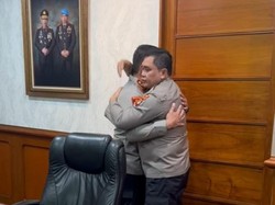 Beri Dukungan, Kapolda Metro Peluk-Kecup Kening Irjen Ferdy Sambo