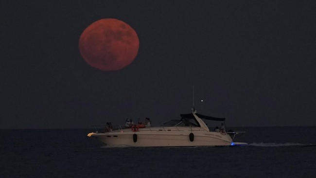 Supermoon terakhir di 2022 akan terjadi pada Jumat (12/8) pagi ini. Setelahnya, Supermoon baru akan terjadi lagi pada Juli 2023.