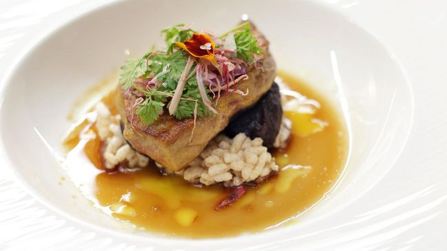 Saat Citarasa Kuliner Jepang dan Prancis Menyatu di Piring Pernahkah mencicipi bagaimana kedua jenis makanan dari Timur dan Barat ini dijadikan satu? Apa jadinya kalau kuliner Jepang dan Prancis ini berkolaborasi?