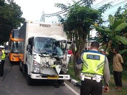 Bus dan 3 Truk Kecelakaan Beruntun di Tabanan