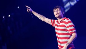 Lengan Louis Tomlinson Patah Usai Konser di New York, Fan Sign Ditunda