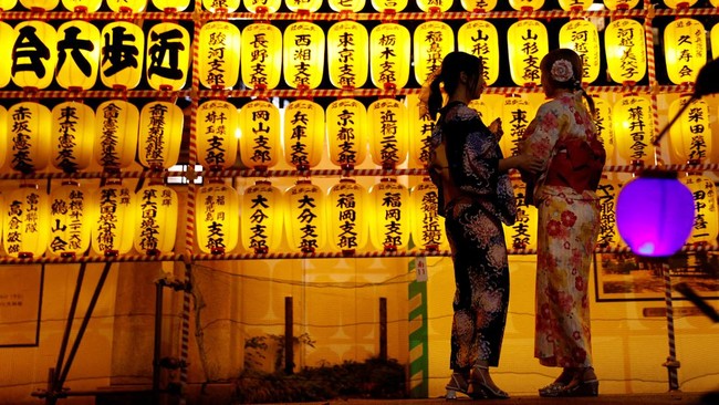 FOTO: Mengenang Korban Perang Lewat Festival Lentera di Jepang