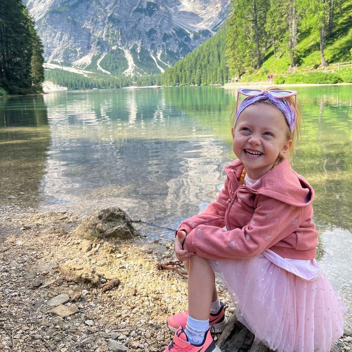 <p>Nah, kalau ini anak sulung Marissa, Allie yang kini berusia 4 tahun. Tampak berpose memakai <em>outfit</em> bernuansa merah muda di tepi danau dengan panorama yang indah. (Foto: Instagram @marissaln)</p>