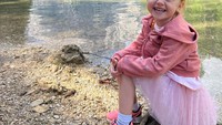 <p>Nah, kalau ini anak sulung Marissa, Allie yang kini berusia 4 tahun. Tampak berpose memakai <em>outfit</em> bernuansa merah muda di tepi danau dengan panorama yang indah. (Foto: Instagram @marissaln)</p>