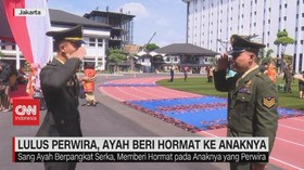 VIDEO: Lulus Perwira, Ayah Beri Hormat ke Anaknya