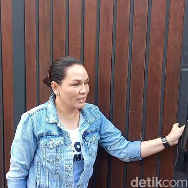 Fitri Salhuteru Jemput Anak Nikita Mirzani saat Rumah Digeledah Polisi