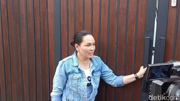 img-title Fitri Salhuteru Jemput Anak Nikita Mirzani saat Rumah Digeledah Polisi