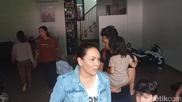 img-title Rumah Nikita Mirzani Digeledah, Anak-anak Diungsikan