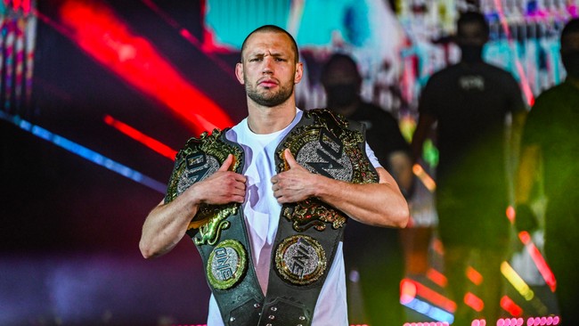 Disegani karena cekikan maut dan teknik grappling elite, Reinier de Ridder juga dikenal memiliki rasa percaya diri yang tinggi.
