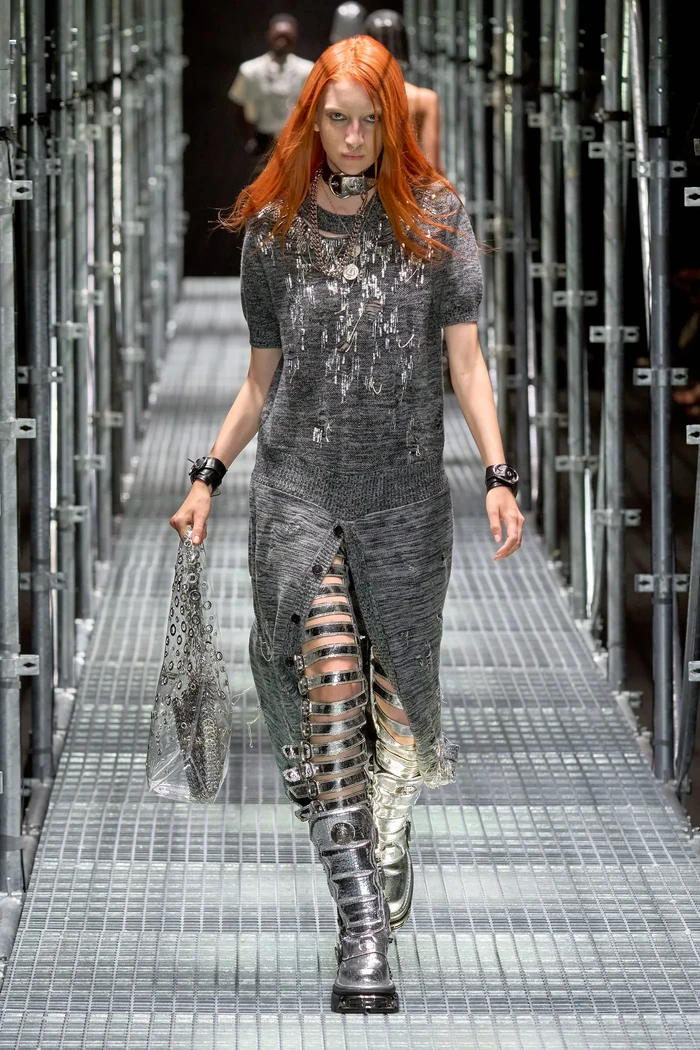 Selain headscarf, aksesori lain yang mencuri perhatian adalah gladiator boots berikut. Foto: Daniele Oberrauch / Gorunway.com