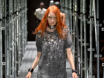 Turut tampil versi yang lebih feminin dan glamor dalam bentuk T-shirt dress dan sematan chainmail dan sequins. Foto: Daniele Oberrauch / Gorunway.com