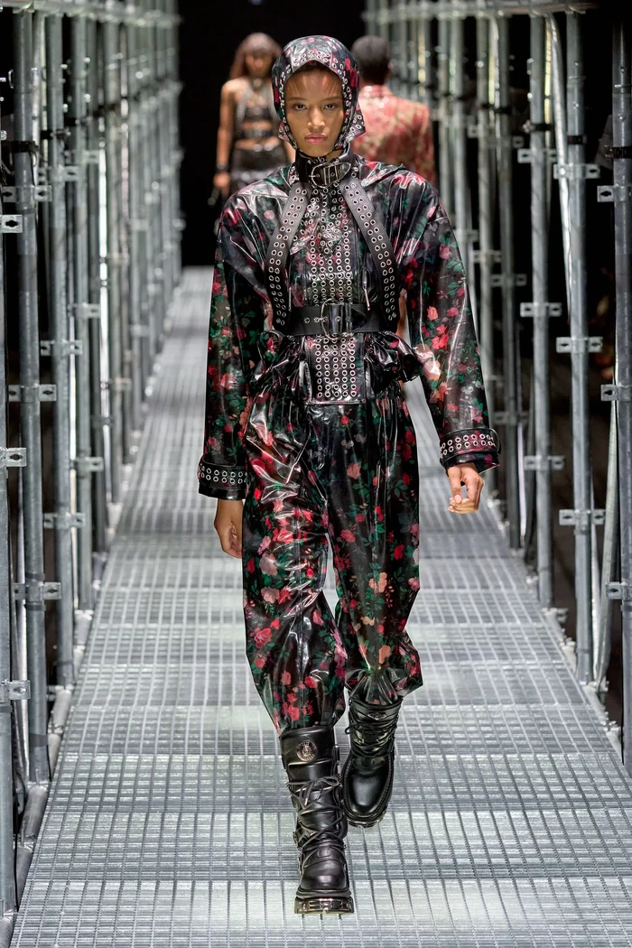 Julien Dossena selaku creative director Paco Rabanne mengaku kepada Vogue bahwa Babushka scarf tersebut terinspirasi akan perang Rusia - Ukraina yang berkecamuk pada awal tahun 2022 ini. Foto: Daniele Oberrauch / Gorunway.com