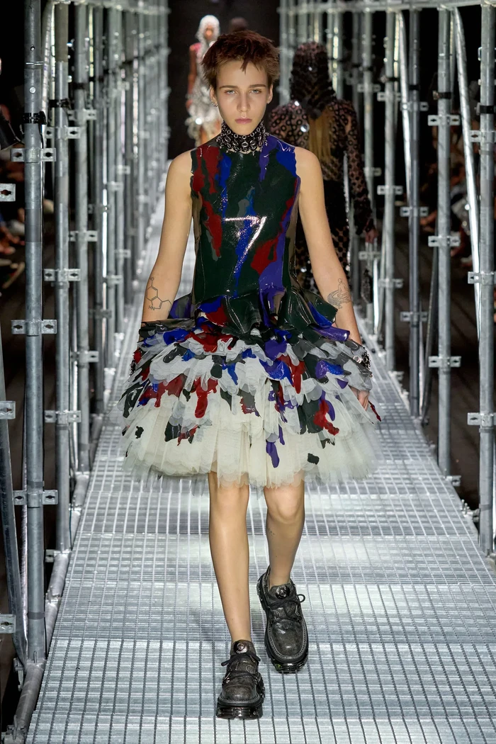 Dress bergaya ala kostum Balerina dikemas Dossena jadi lebih edgy berkat permainan corak camouflage. Foto: Daniele Oberrauch / Gorunway.com