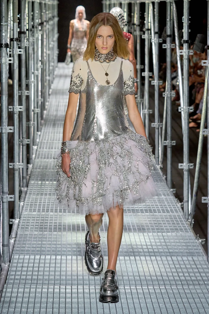 Turut tampil versi yang lebih feminin dan glamor dalam bentuk T-shirt dress dan sematan chainmail dan sequins. Foto: Daniele Oberrauch / Gorunway.com