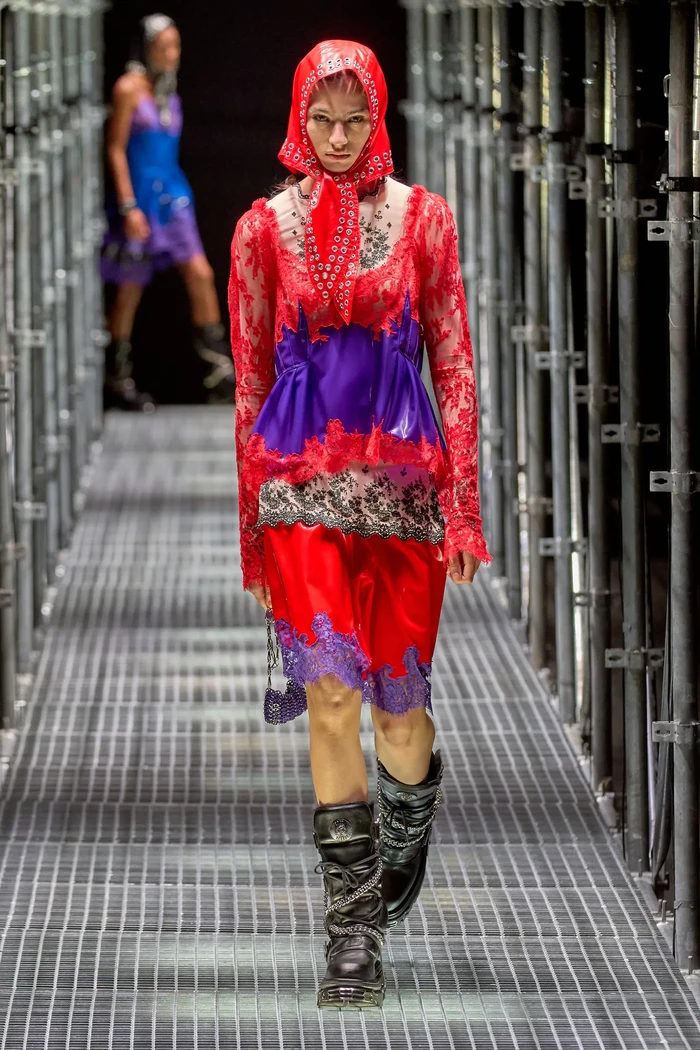 Selain warna dan aksesori, tekstur material jadi highlights. Seperti pada kreasi berikut di mana Dossena memadukan lace dengan patent leather. Foto: Daniele Oberrauch / Gorunway.com