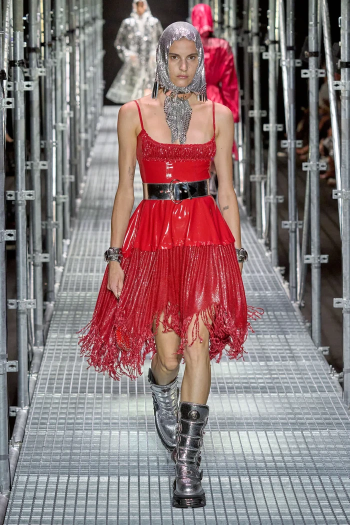 Paco Rabanne jadi label lainnya yang mempresentasikan koleksi spring 2023 lebih dulu dibanding brand lain yang dijadwalkan pada pekan mode September mendatang. Koleksi bergaya glamor yang fierce lewat permainan warna dan aksesori seperti boots dan babushka scarf jadi tema besar. Foto: Daniele Oberrauch / Gorunway.com