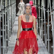 Paco Rabanne Tawarkan Tren Glamor dan Babushka Scarf di Koleksi Spring 2023