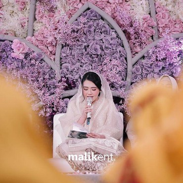 7 Momen Pengajian Jelang Nikah Via Vallen Serba Ungu Tema Enchanted Florest