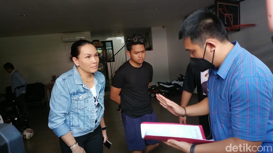 Polisi menggeledah rumah Nikita terkait perkara ITE dan pencemaran nama baik. Polisi menyita iPad milik Nikita Mirzani. (Karin NS/detikcom)