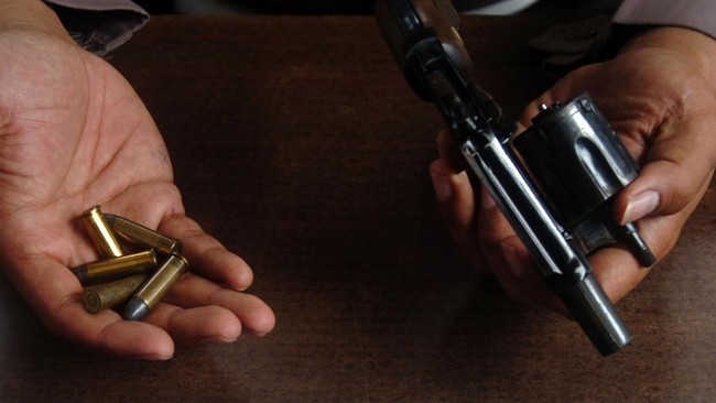 Anggota Polsek Wewewa Timur, NTT, terkena tembakan dari senjata milik rekannya hingga mengalami luka serius.