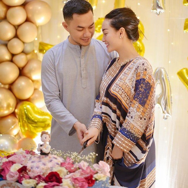 Potret Kemesraan Zaskia Gotik dan Suami Potret Kemesraan Zaskia Gotik dan Suami